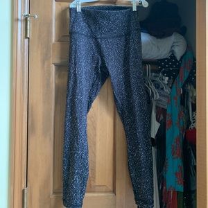 Black and white Lululemon Wunder Under Luon. Sz 8.